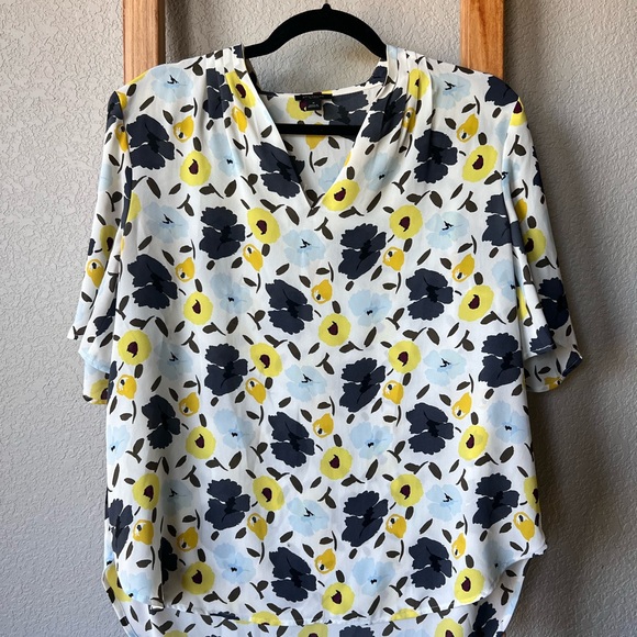 Ann Taylor Floral Flutter Sleeve V-Neck Women Top - Multicolor Size Medium - Picture 1 of 5